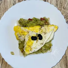 Tostón de palta y huevo