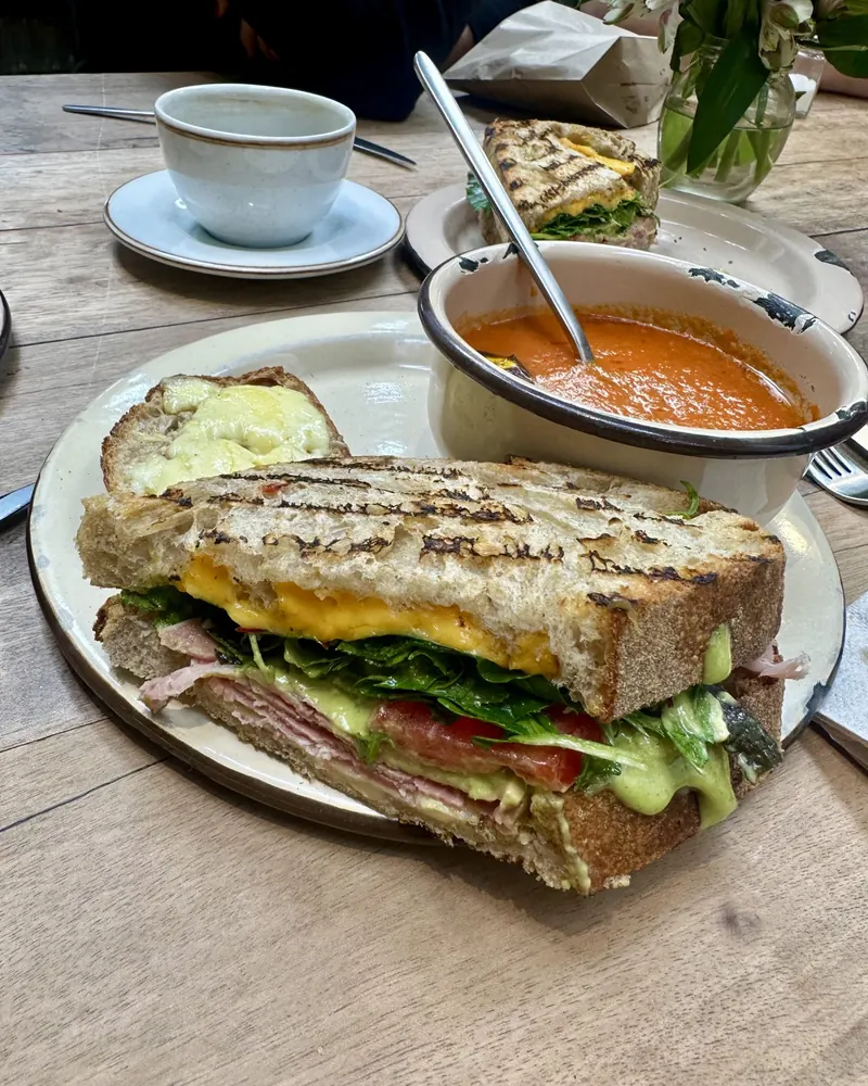 Lomito y café en una mesa de La Esquina de Güemes